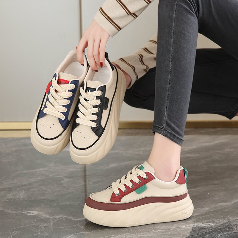 Girl's shoes are leather-skin shoes