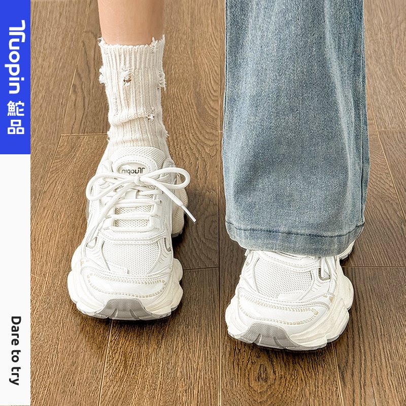 The white old man's shoes and the girl's new 2024 in the fall