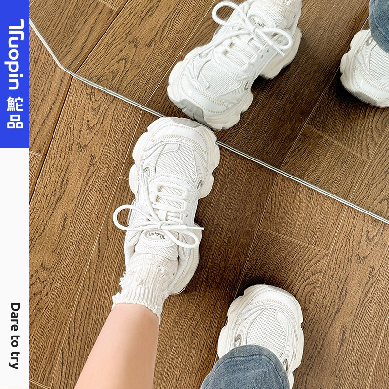 The white old man's shoes and the girl's new 2024 in the fall