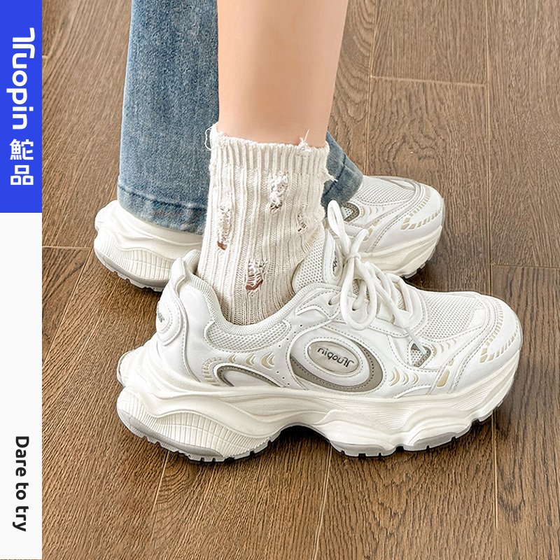 The white old man's shoes and the girl's new 2024 in the fall