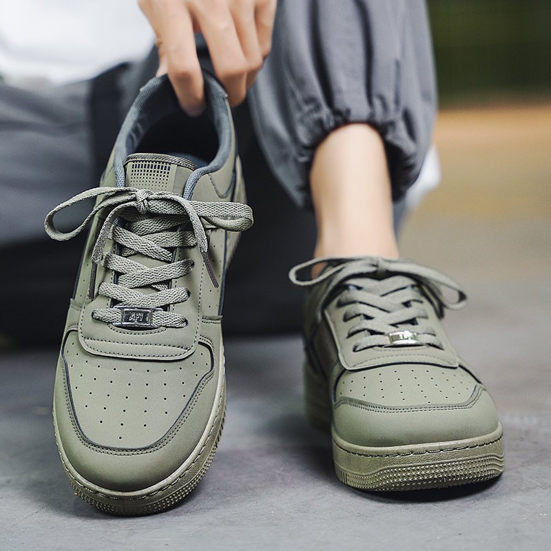 A new 2024 for a man with a pair of shoes and a pair of hip-hops in the autumn