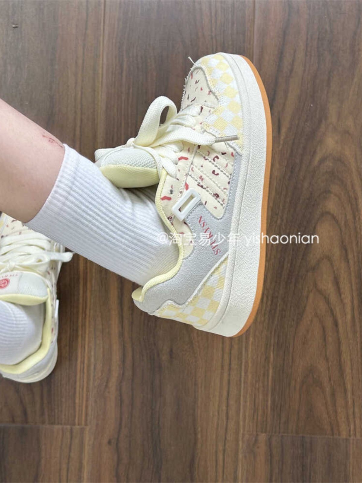 little cranberry with colored breadshoes