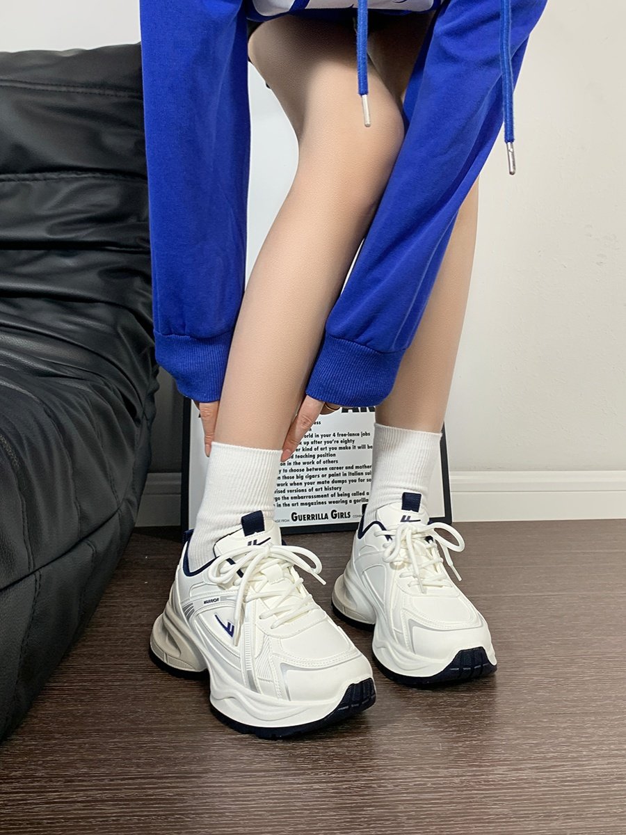 Back in the fall old man's shoes and girls' 2024 new ones for small people to raise a hundred pairs of sports shoes