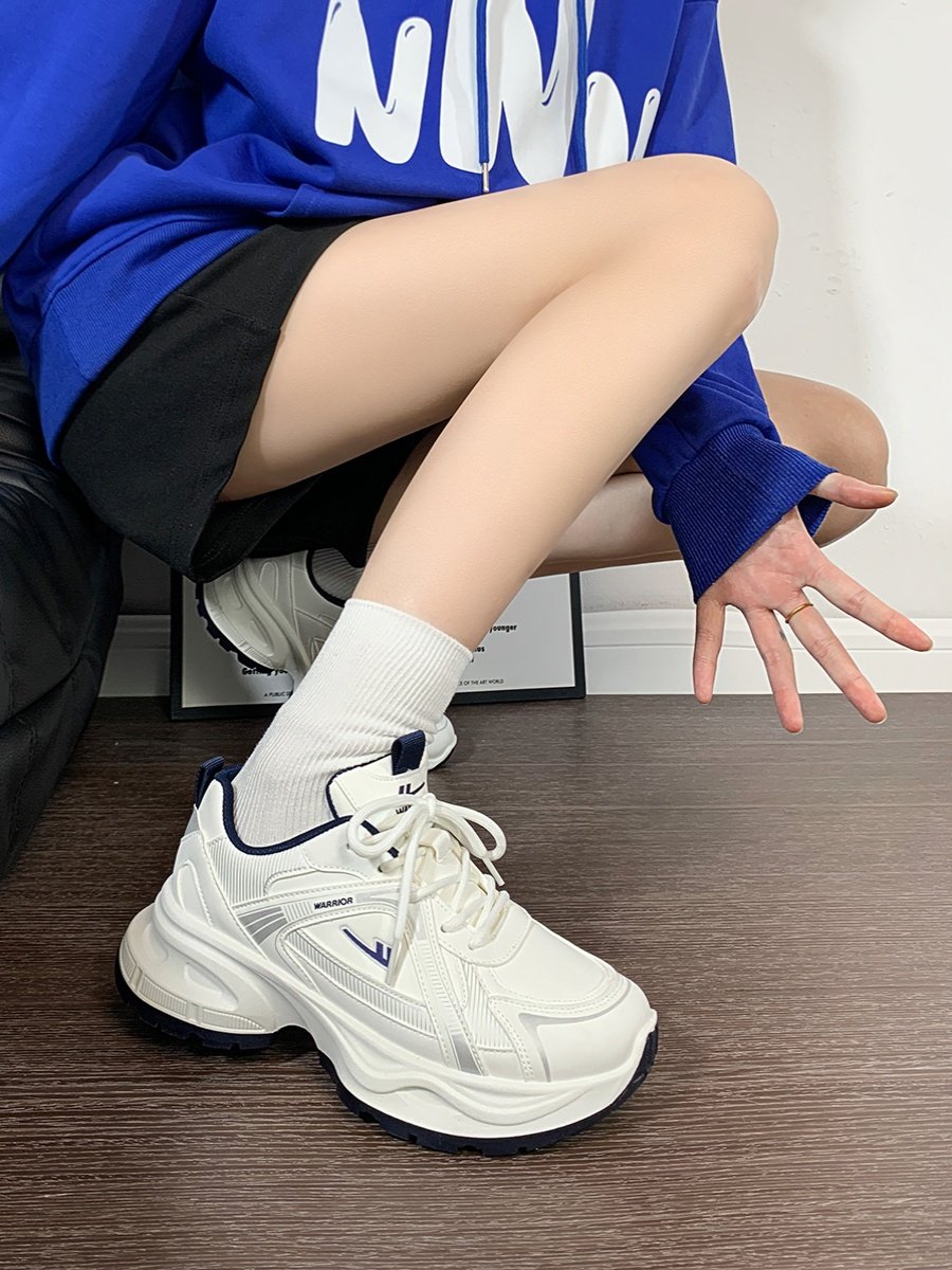 Back in the fall old man's shoes and girls' 2024 new ones for small people to raise a hundred pairs of sports shoes