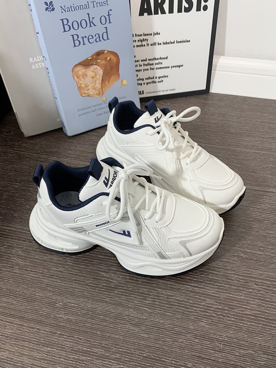 Back in the fall old man's shoes and girls' 2024 new ones for small people to raise a hundred pairs of sports shoes