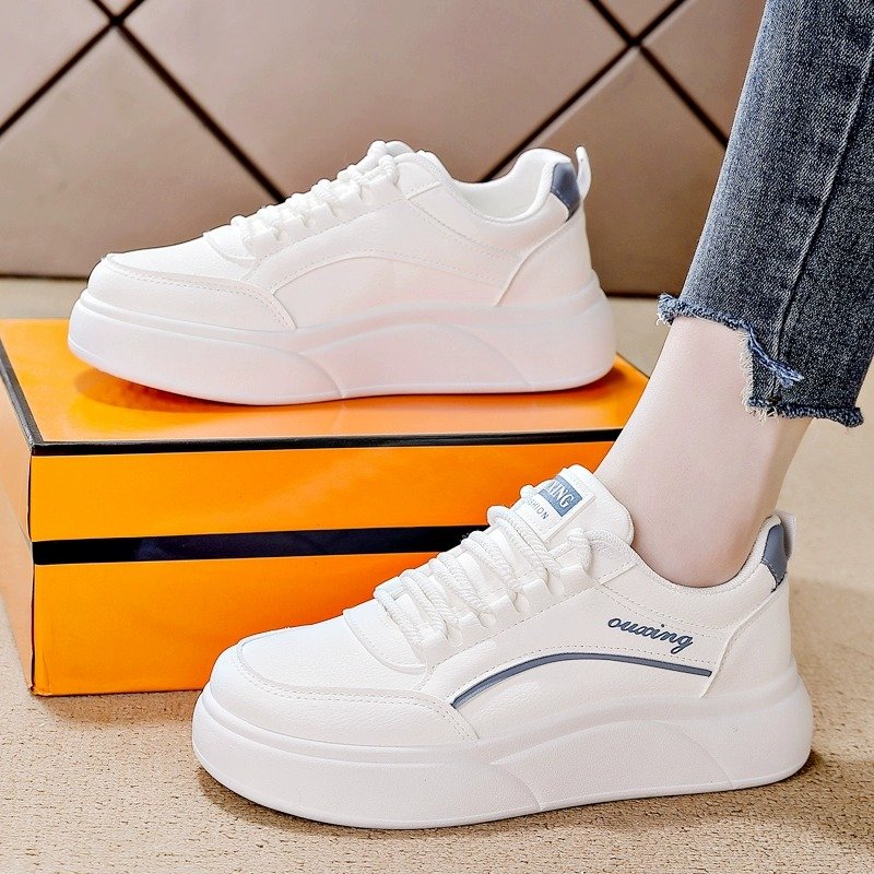 The white-skinned little girl with a 2024 new flashback lighten up with a thick bottom sports and leisure shoe