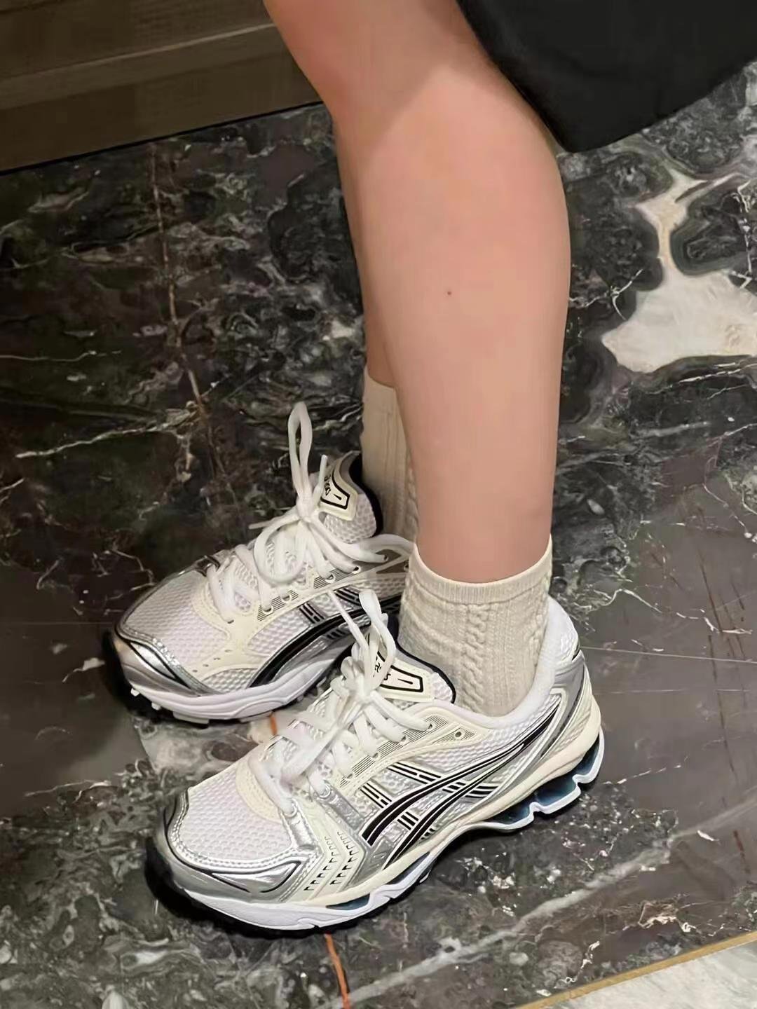 Summer Gel-Kayano 14 men and women ran their shoes on the net, reducing the amount of white and black silver 1202 A056-109