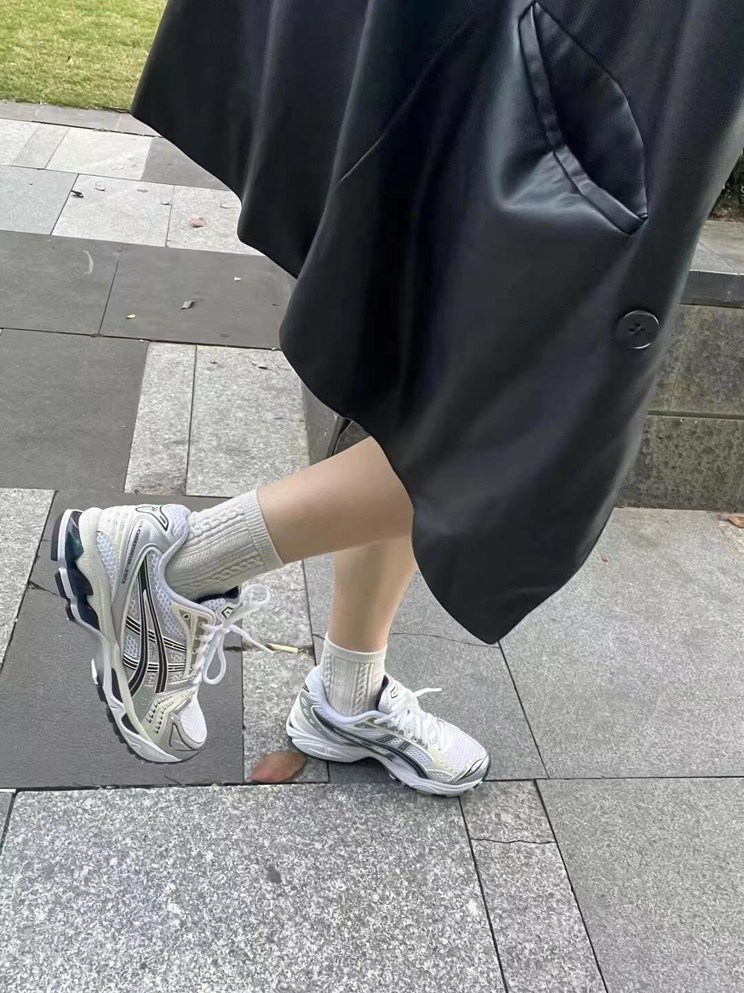 Summer Gel-Kayano 14 men and women ran their shoes on the net, reducing the amount of white and black silver 1202 A056-109