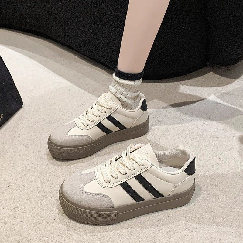 A new 2024 in the fall for a girl's shoes and a girl's shoes