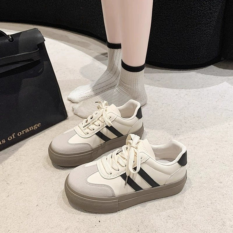 A new 2024 in the fall for a girl's shoes and a girl's shoes