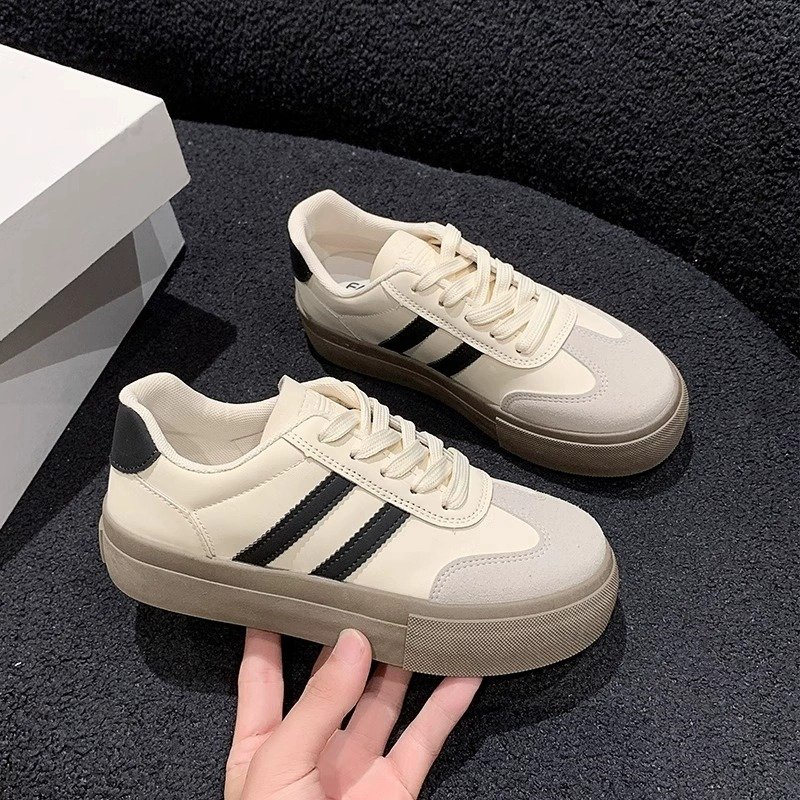 A new 2024 in the fall for a girl's shoes and a girl's shoes
