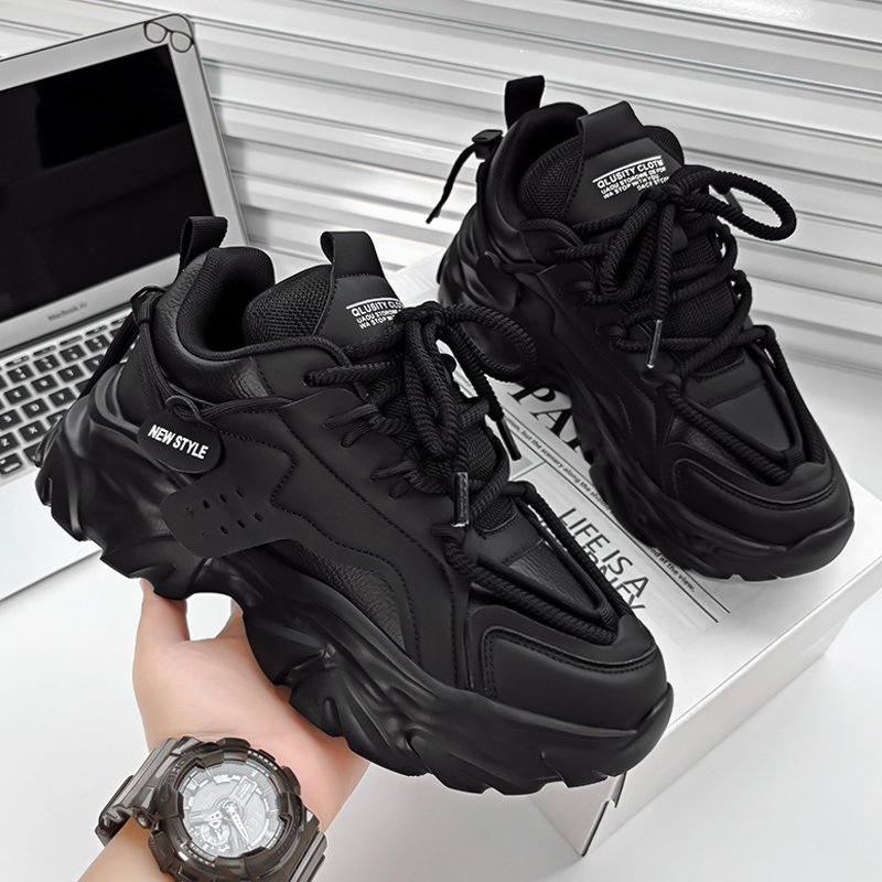 The men's shoes breathed through 2024 in the summer, and the black sneakers were thickened and raised to the working shoes' net