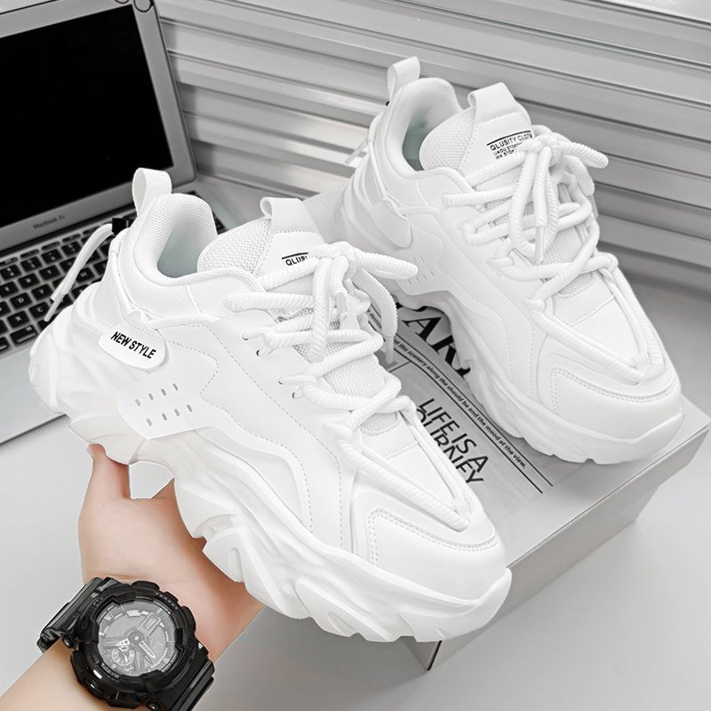 The men's shoes breathed through 2024 in the summer, and the black sneakers were thickened and raised to the working shoes' net
