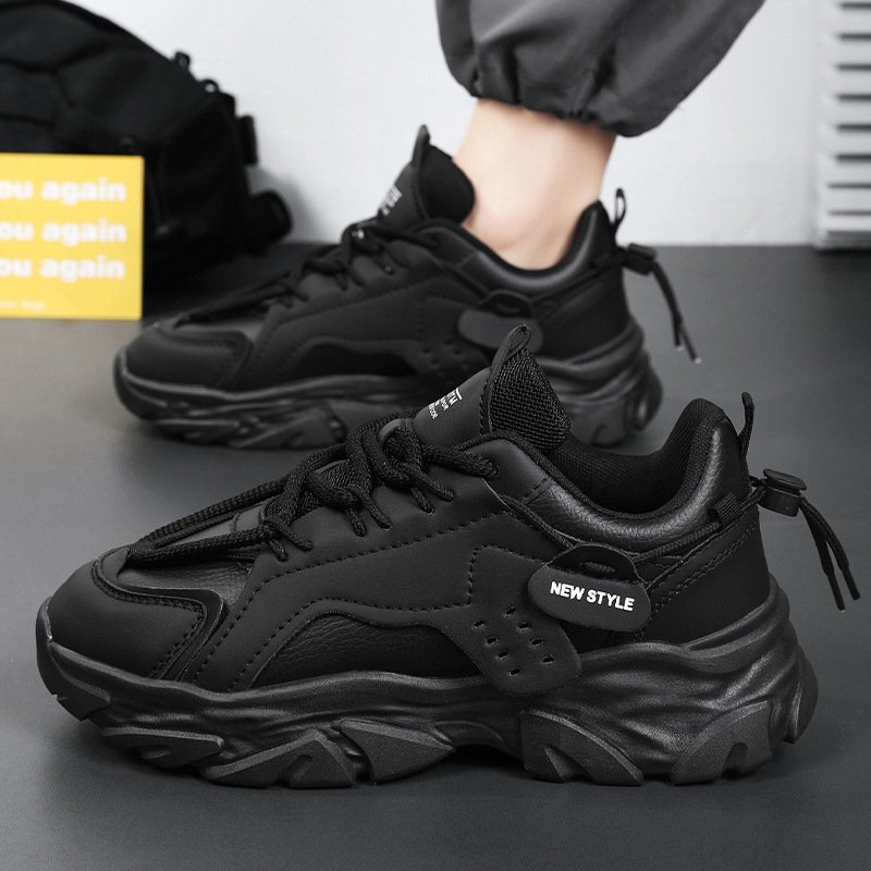 The men's shoes breathed through 2024 in the summer, and the black sneakers were thickened and raised to the working shoes' net