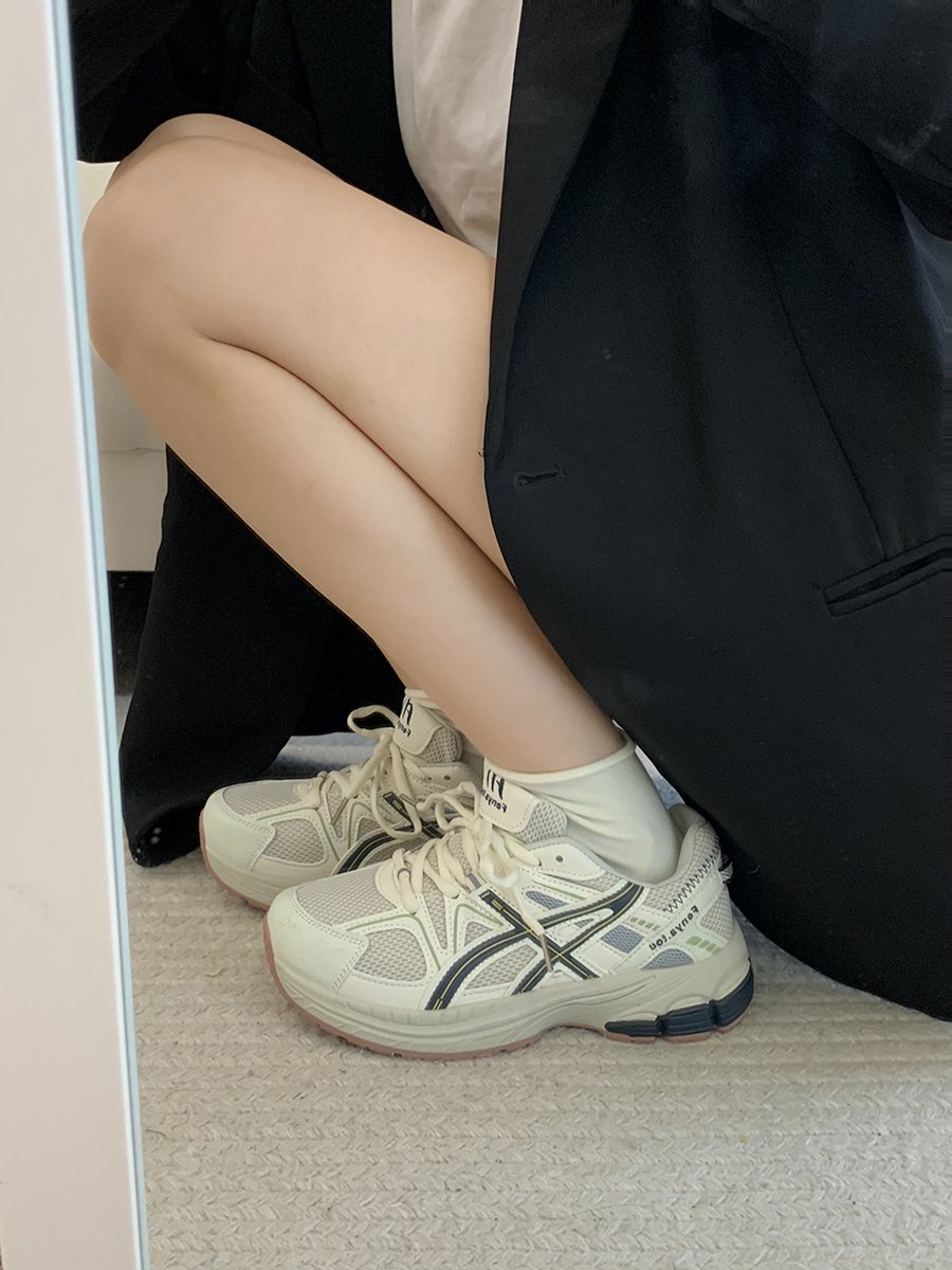 A new 2024 for the girls in the sports shoes
