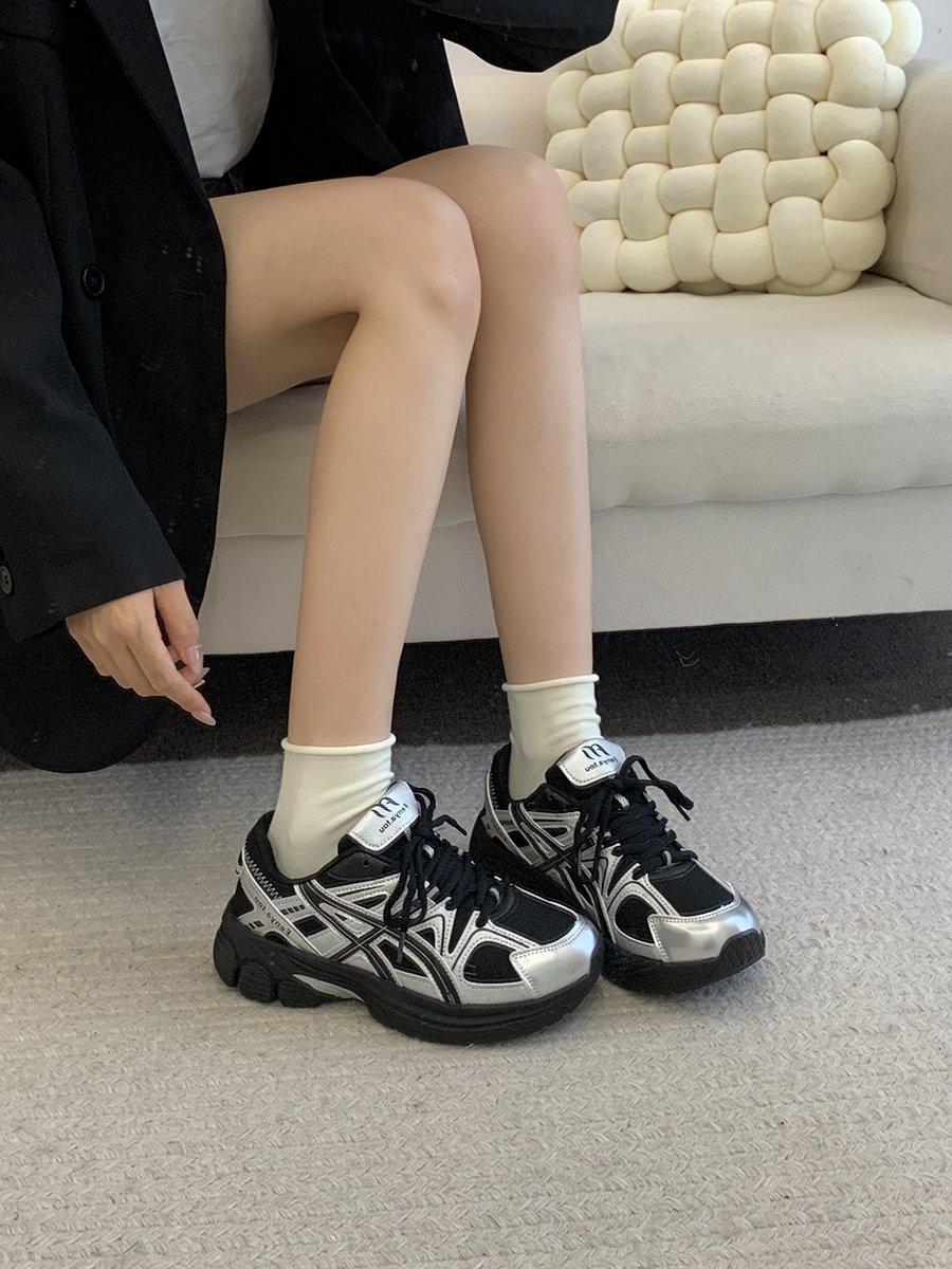 A new 2024 for the girls in the sports shoes