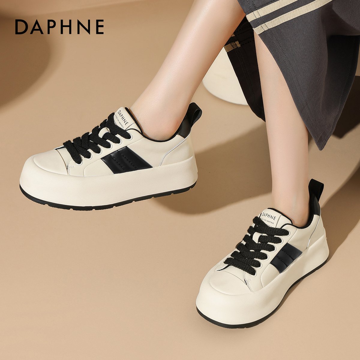 Daphne Beamer's 2024 Spring-Autumn New Daddy's Shoes are so thick with one-shoe-loafed sneakers