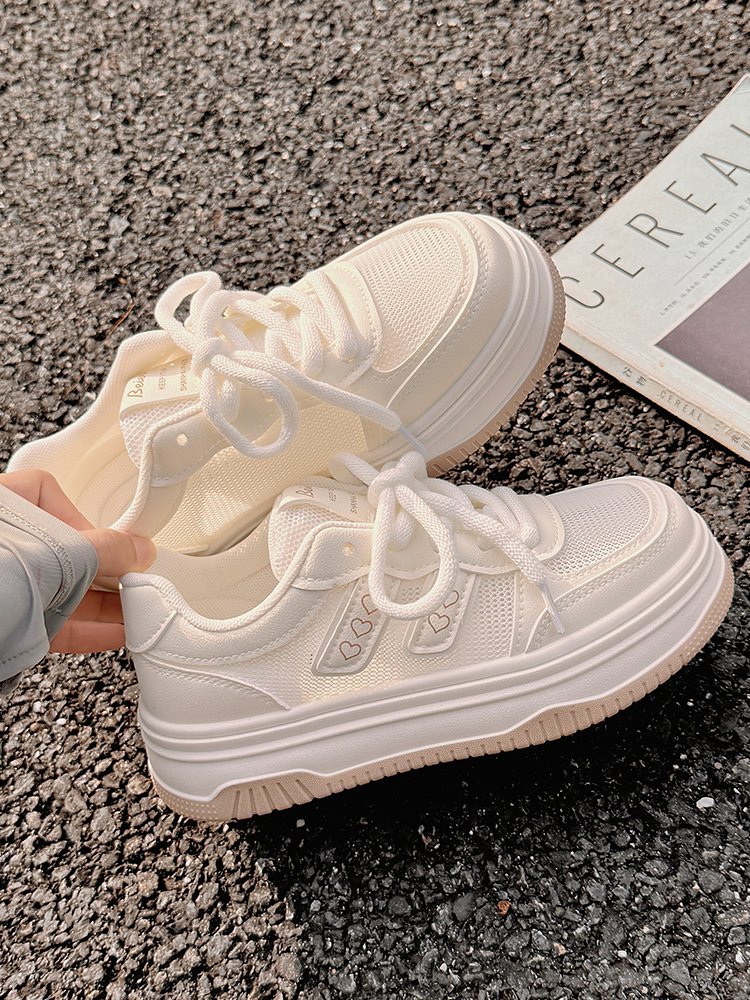 Summer girls with white shoes with a 2024 new dress and a breathable net