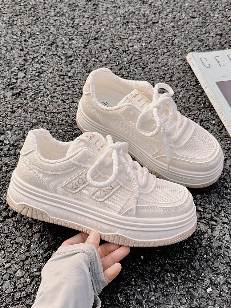 Summer girls with white shoes with a 2024 new dress and a breathable net