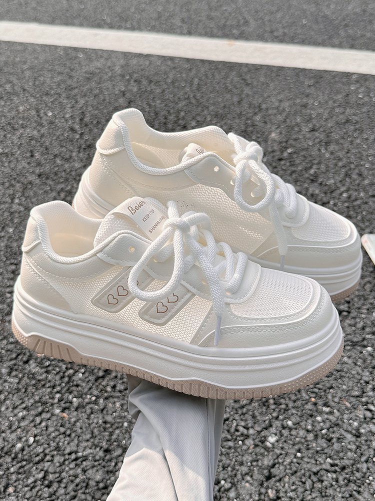 Summer girls with white shoes with a 2024 new dress and a breathable net