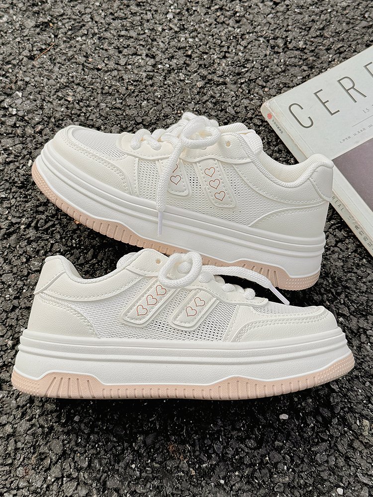 Summer girls with white shoes with a 2024 new dress and a breathable net