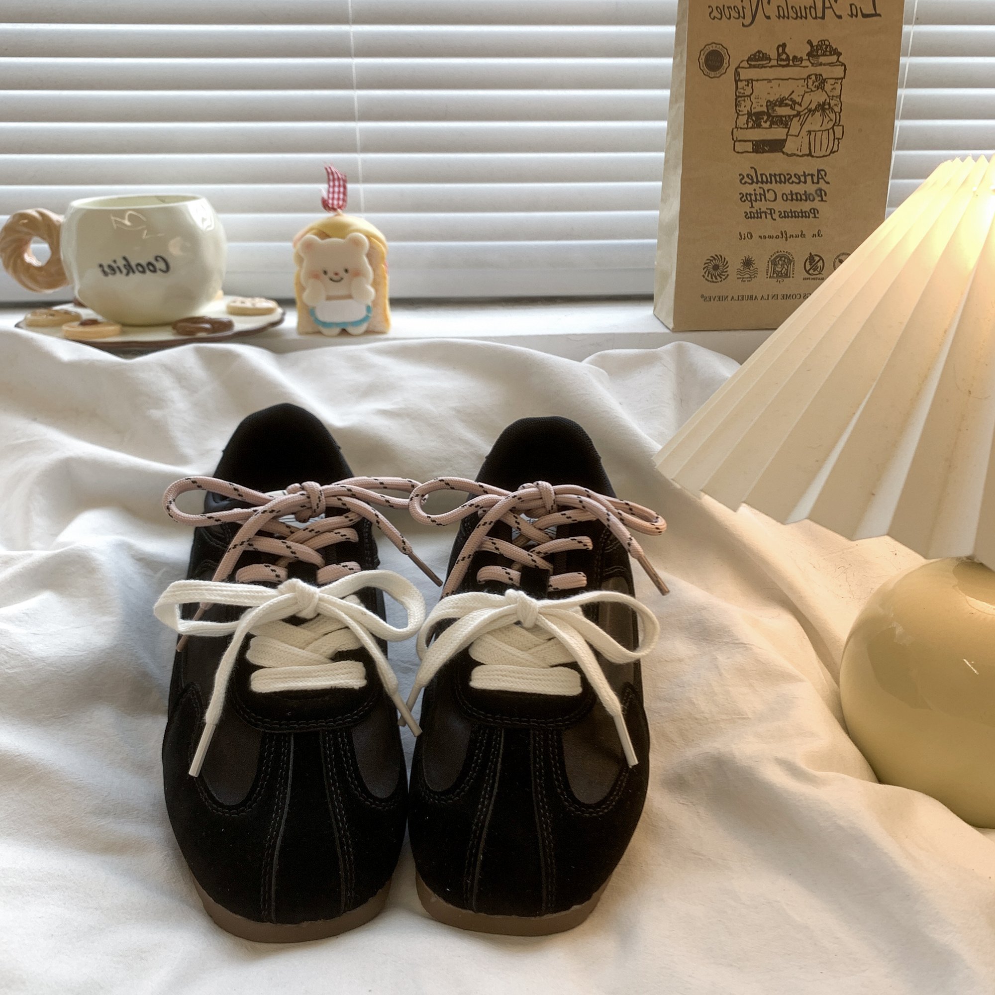 In 2024, a new one, a new one, a pair of sneakers, a pair of shoes with retrospect belts, a single pair of shoes