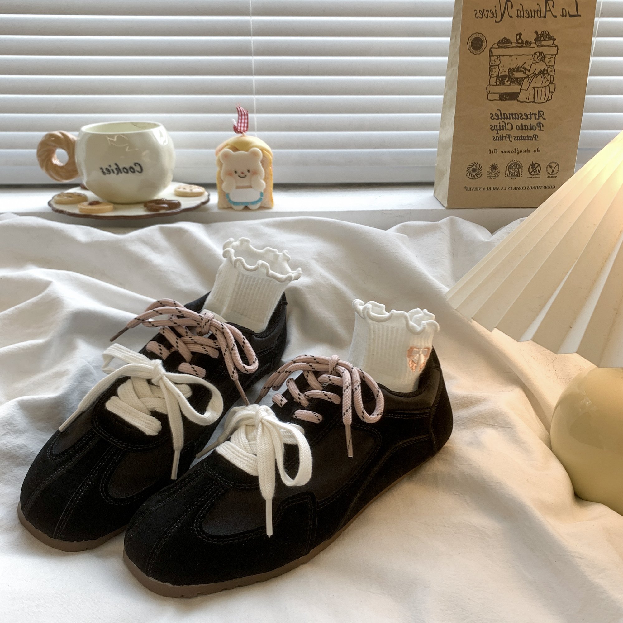 In 2024, a new one, a new one, a pair of sneakers, a pair of shoes with retrospect belts, a single pair of shoes
