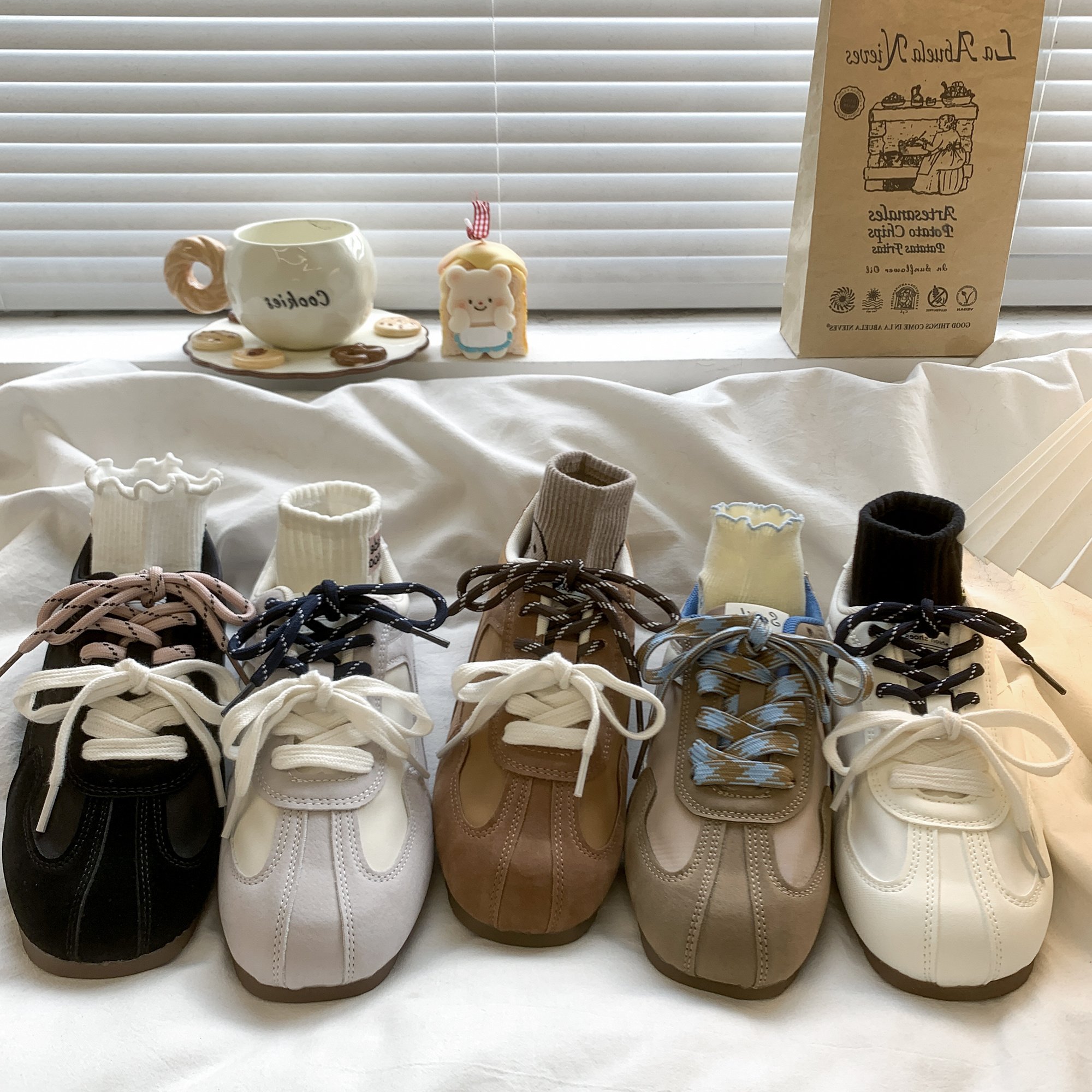 In 2024, a new one, a new one, a pair of sneakers, a pair of shoes with retrospect belts, a single pair of shoes