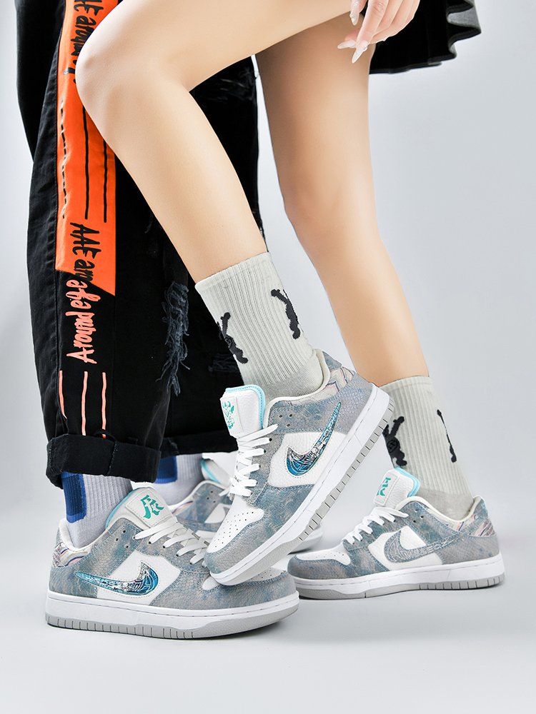The AJ man's shoes dunk sb black and white pandas with green apples and the Prince C-3s