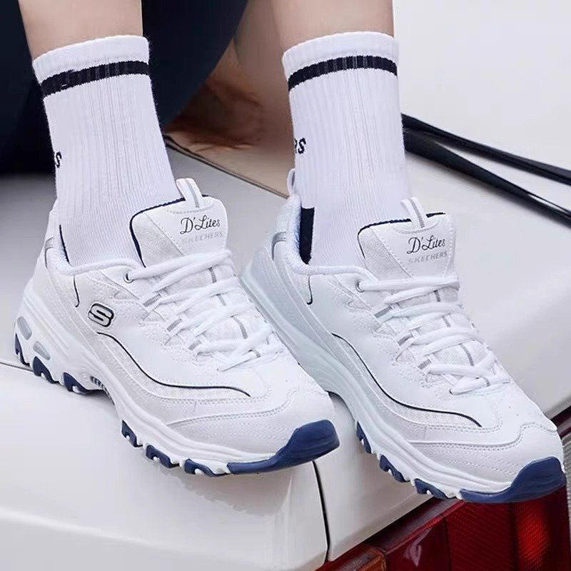 Skechers, the official white bear-shoe daddy, raised the white navy blue sports and leisure shoes