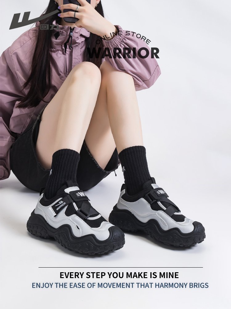 Backward old man's shoes and girls' new ugly shoes in the fall of 2024