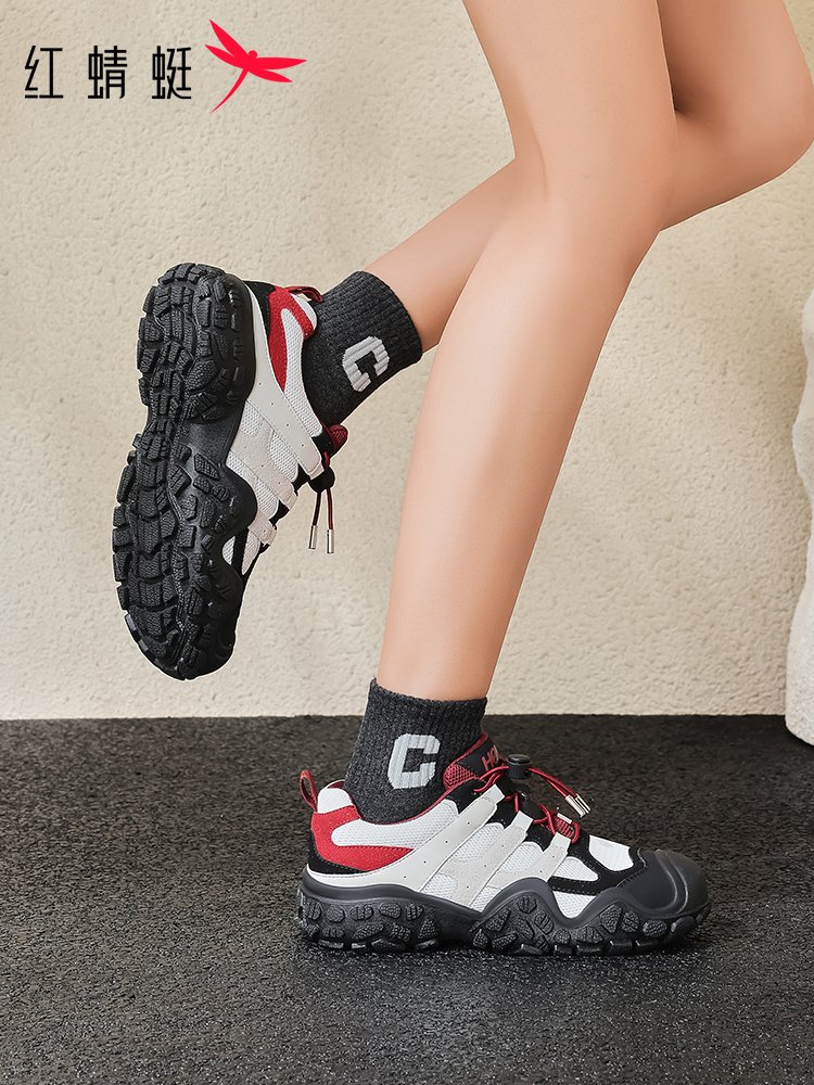 Red dragonflies, 2024 new spring and autumn, light and light, walk-up shoes outside the mountains