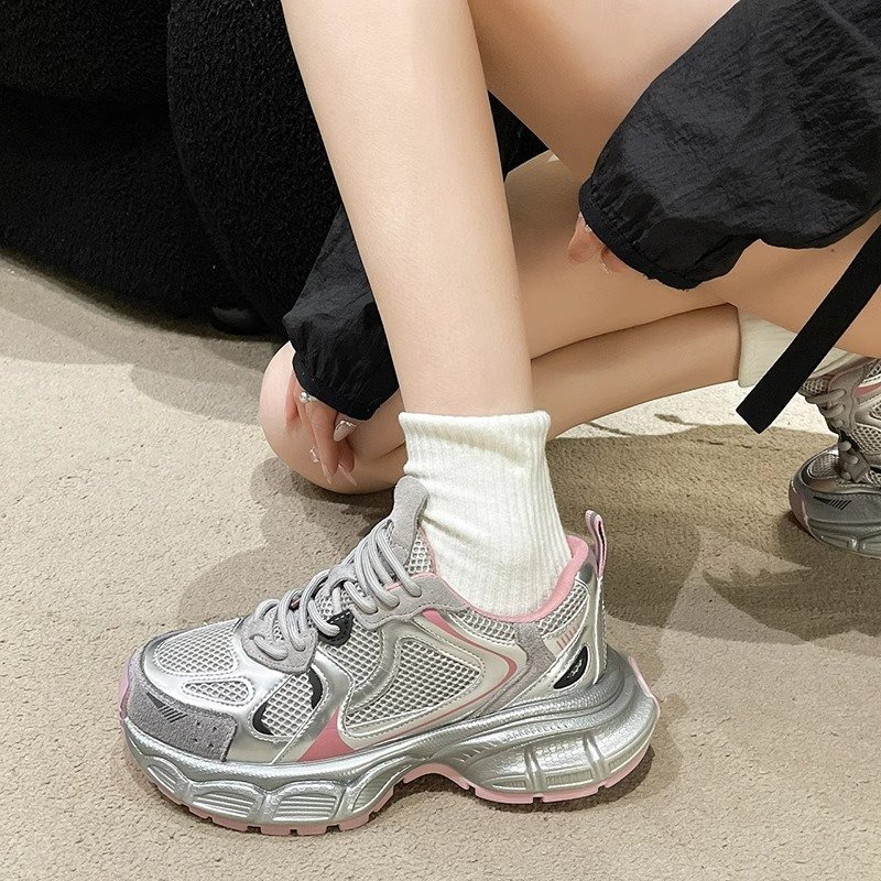 Korea's 2024 Autumn High Fashion Father Shoes lighten up in the air and light