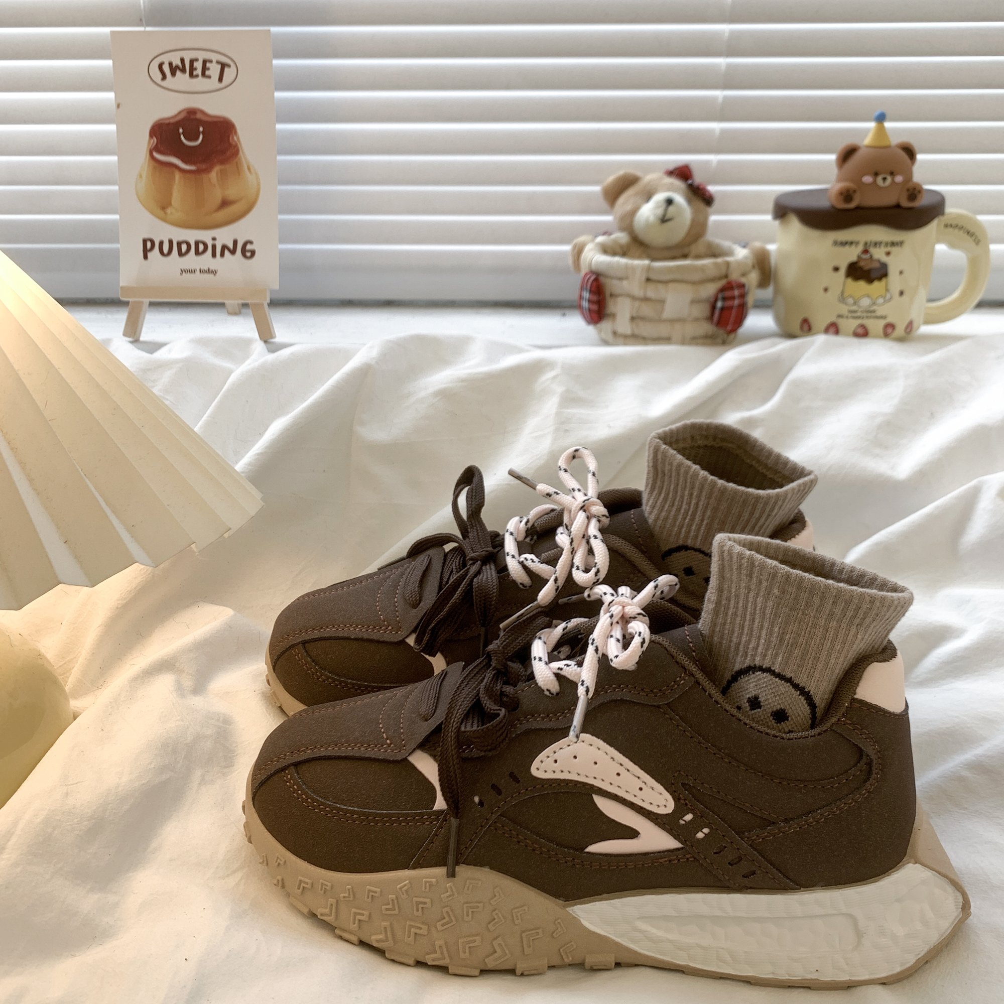 Old man's shoes were raised by the red-heavy Agander shoe-teaching girl in the fall of 2024