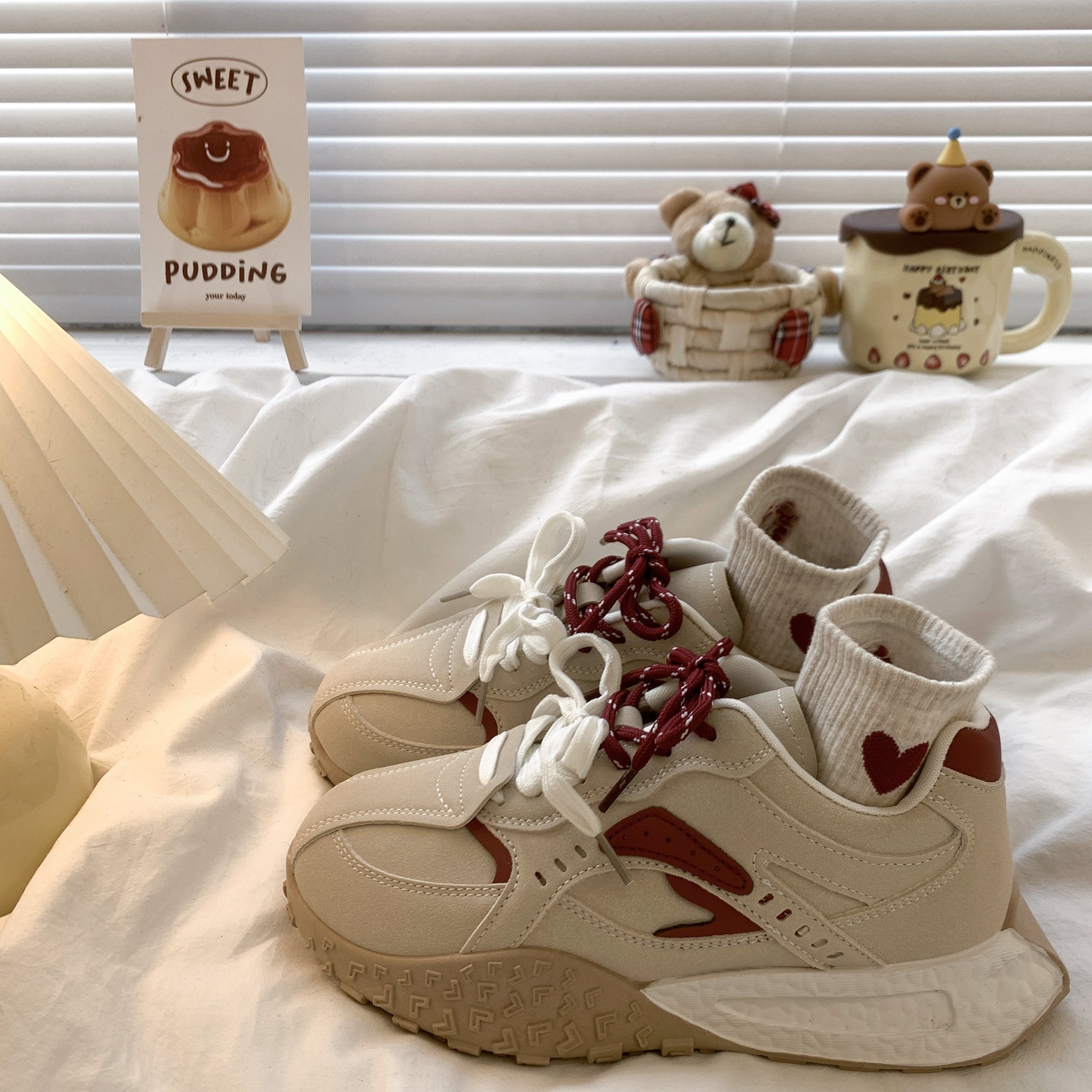 Old man's shoes were raised by the red-heavy Agander shoe-teaching girl in the fall of 2024