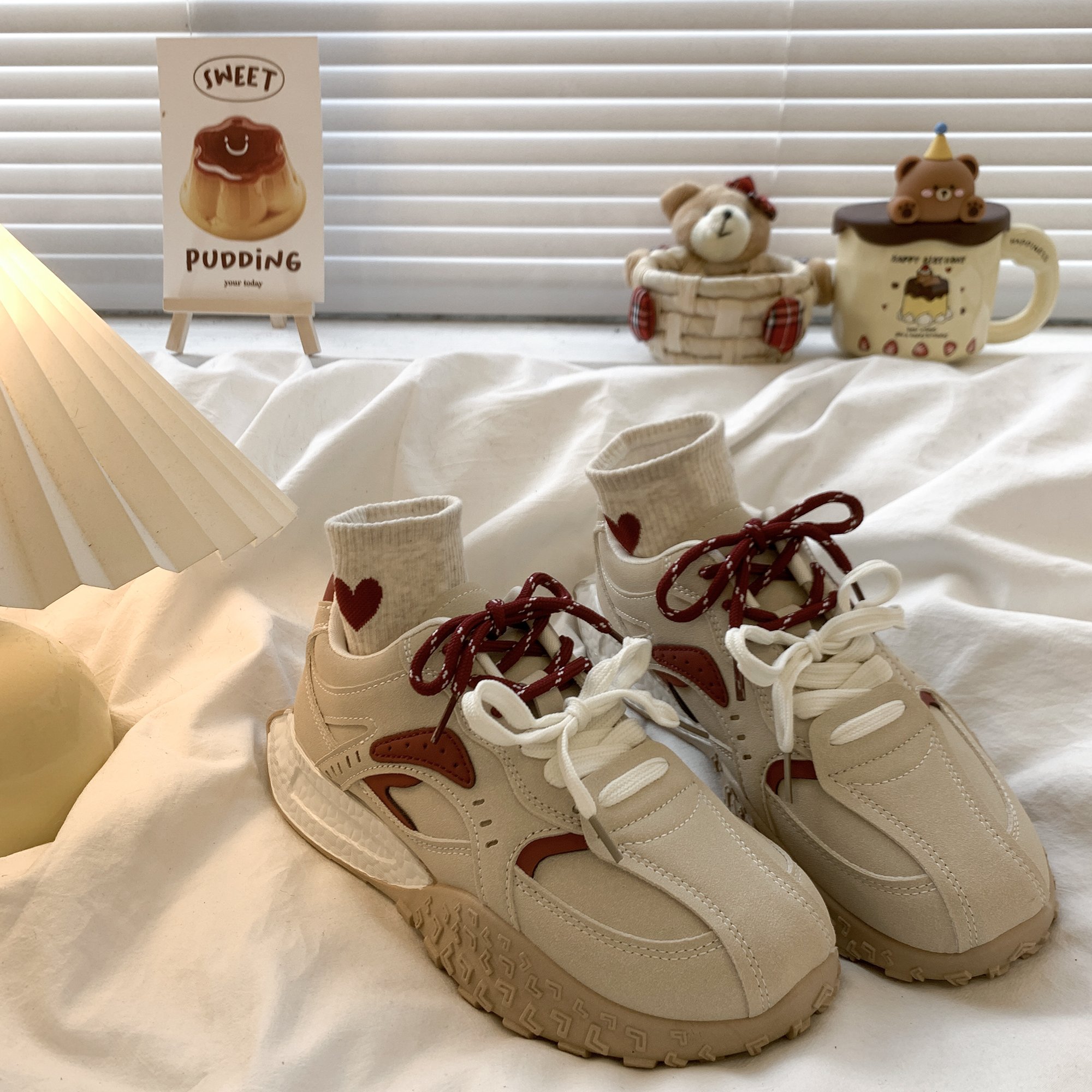 Old man's shoes were raised by the red-heavy Agander shoe-teaching girl in the fall of 2024