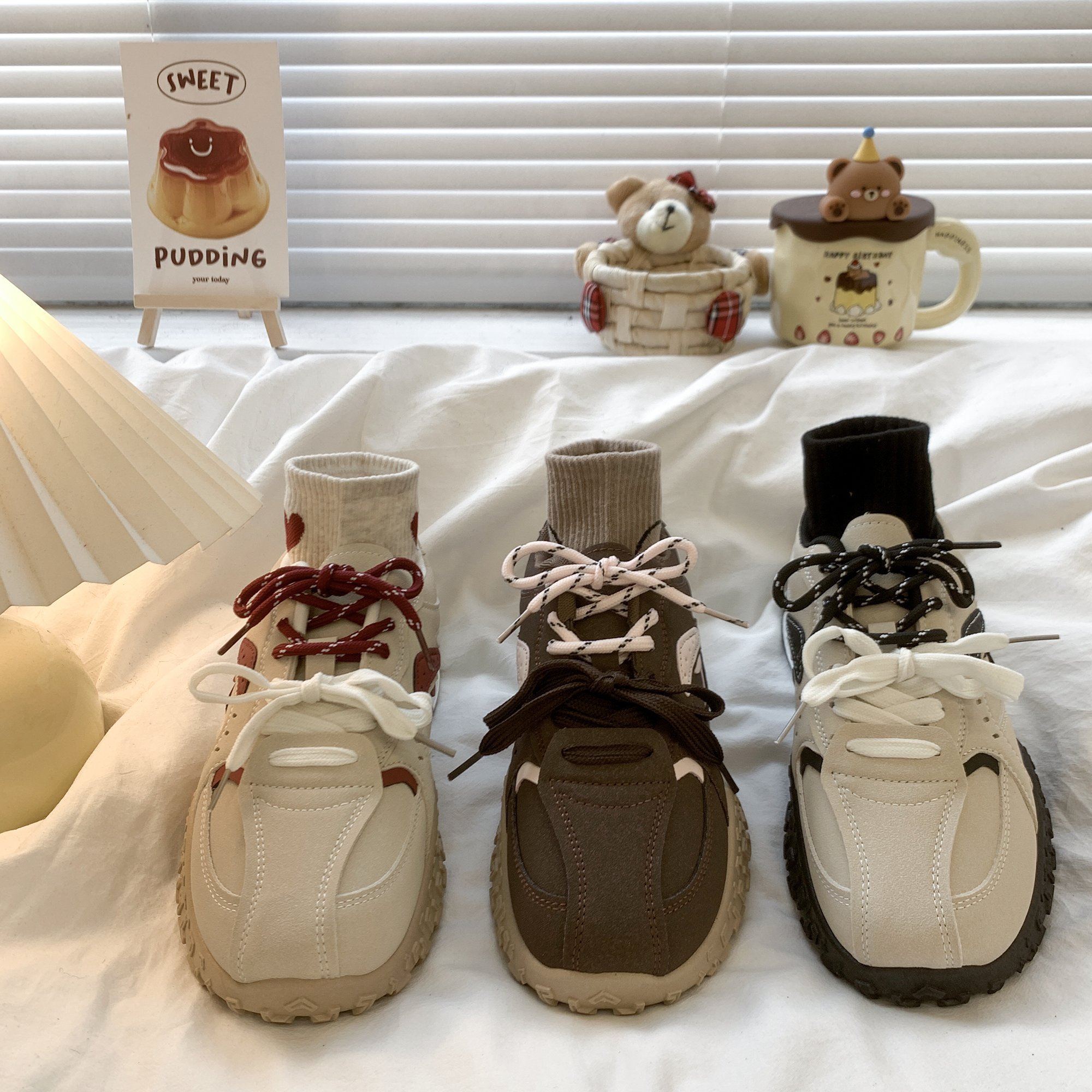 Old man's shoes were raised by the red-heavy Agander shoe-teaching girl in the fall of 2024