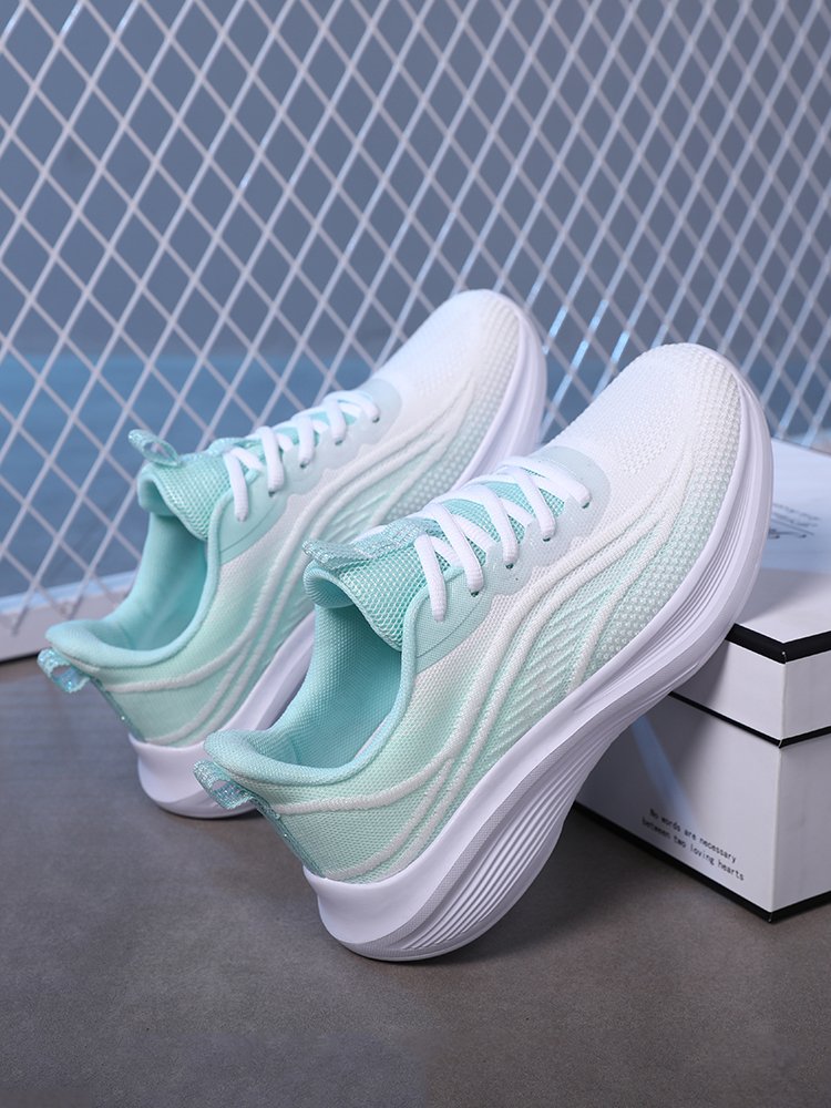 An Xenxen-coded sports shoe girl, 2024, fresh web, air-breeding white shoe-leaved lady, jogging shoes