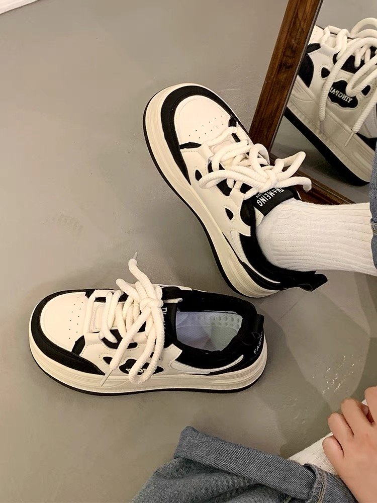 Beibell's small, thick-skinned shoe girl with white shoes in the autumn