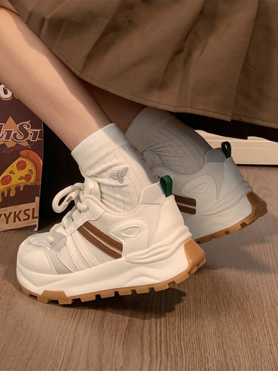 A couple's sneakers have a lot of fresh air in the fall of 2024