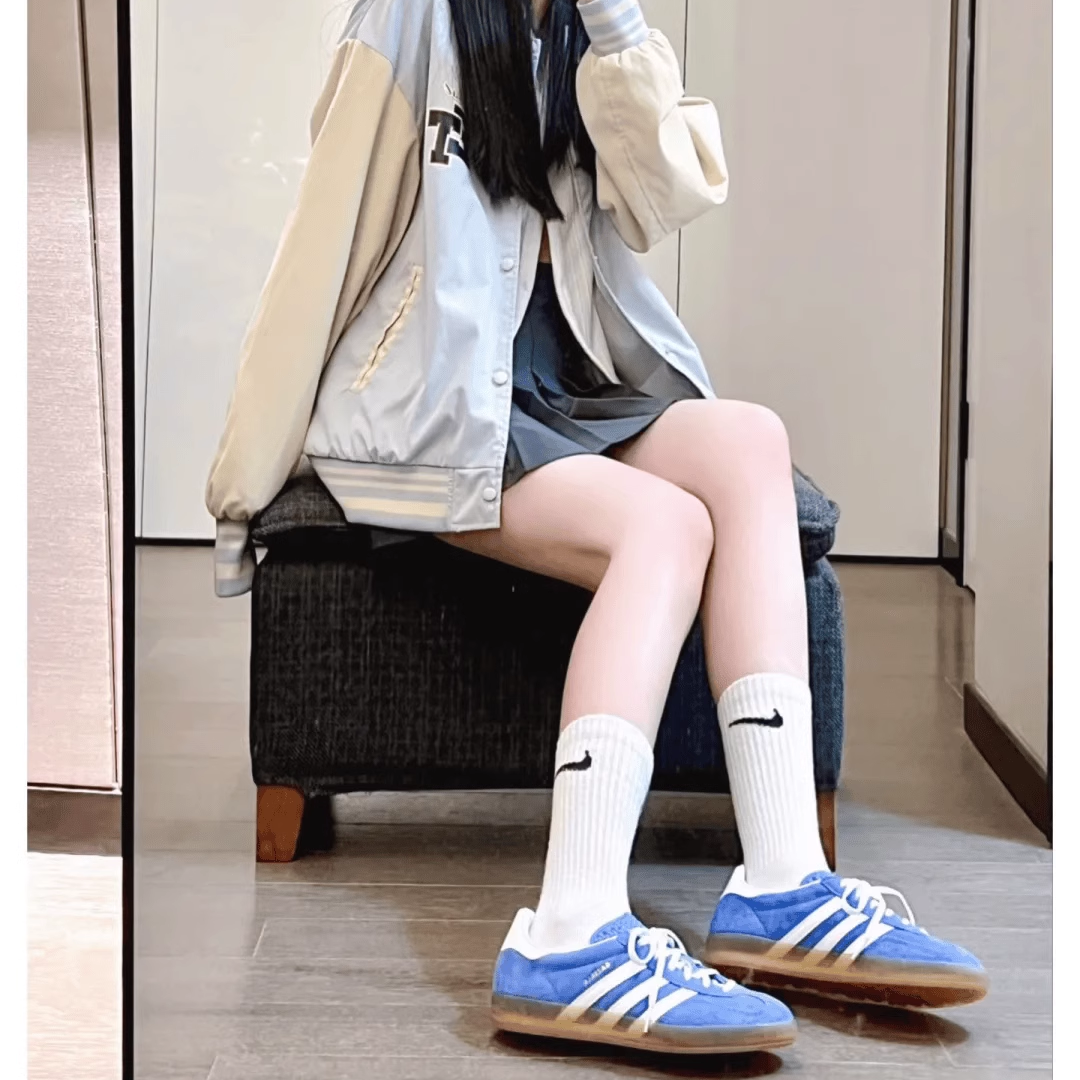 Adidas Adidas, a man's and a woman's shoe with three leaves, and Gazelle's retrospected shoe-making couples' sports and leisure shoes