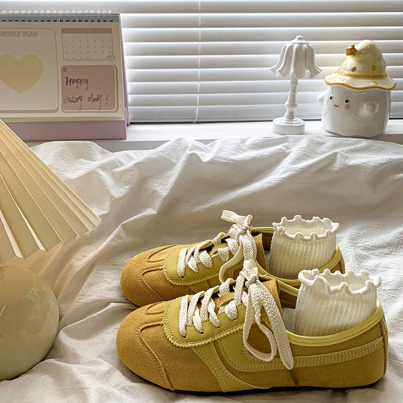A new 2024 Quantico Shoegirl, with a hundred Quantuan Shoes with a Quantified White Shoes