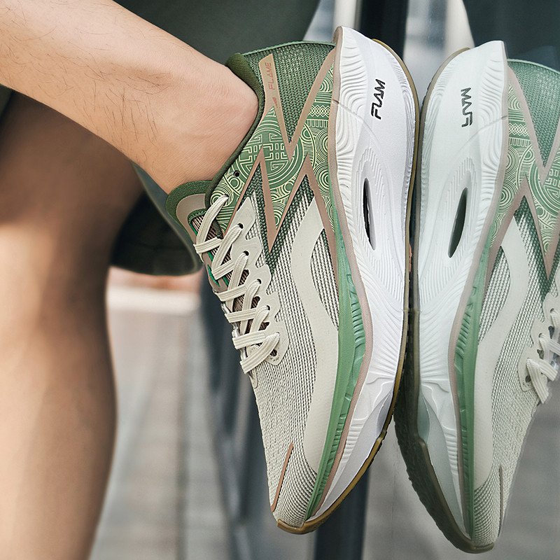 Three carbon-coated gaskets for a new summer air-scramble shoes for a marathon of children