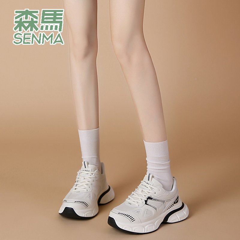 Old Samma's shoes and women's shoes in the autumn