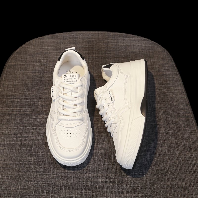 Back to Reilly's little white shoe girl, 2024, with a new big, thick-skinned shoe, with a flat-shoeed, sports shoe