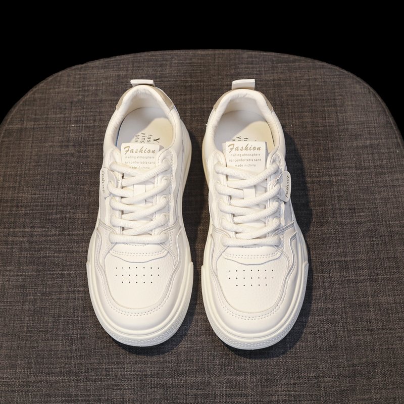 Back to Reilly's little white shoe girl, 2024, with a new big, thick-skinned shoe, with a flat-shoeed, sports shoe