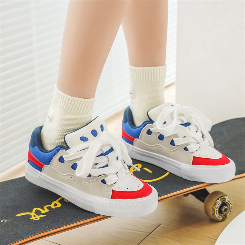 In the fall of 2024, new buns of Korean fashion couples with male and female skateboards and sneakers