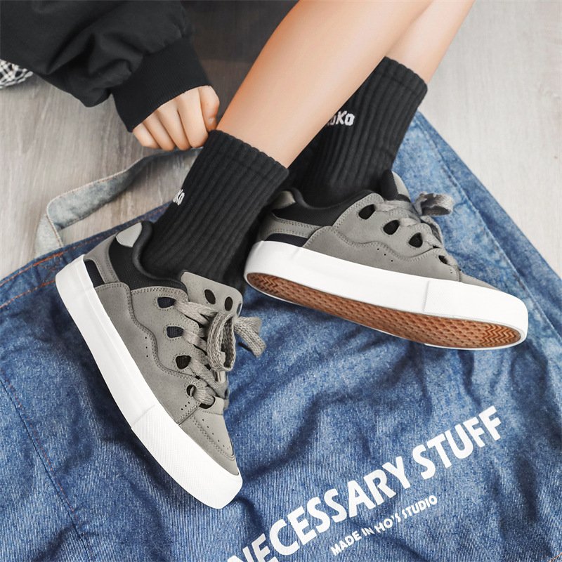 In the fall of 2024, new buns of Korean fashion couples with male and female skateboards and sneakers