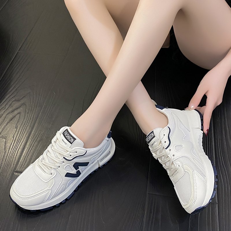 The new 2024 indulgent sneakers for sports, soft-skinned schoolgirls in the fall
