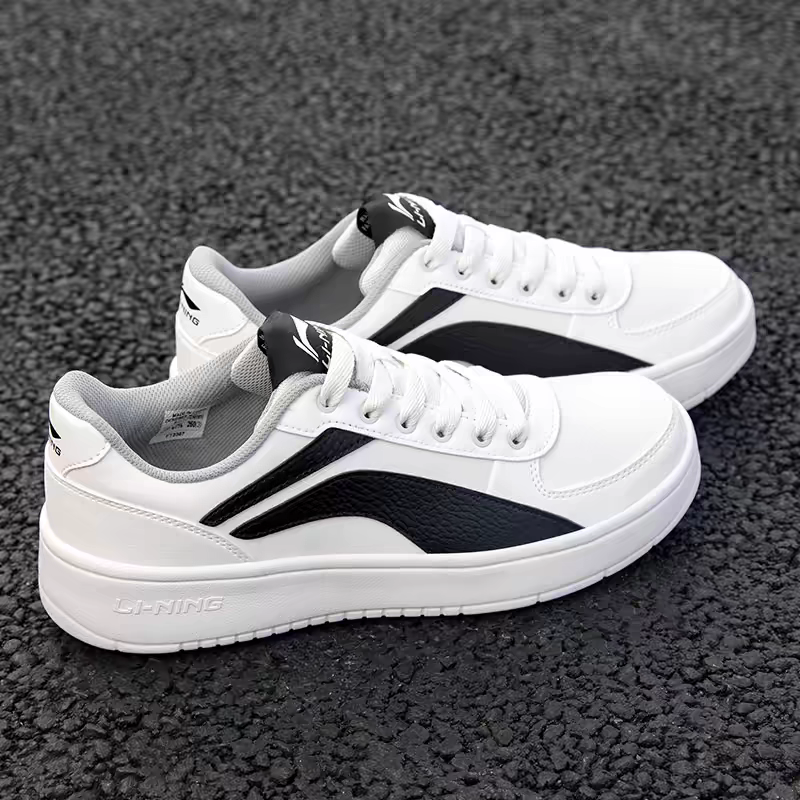 Li Ning's shoes are a pair of sneakers and white shoes